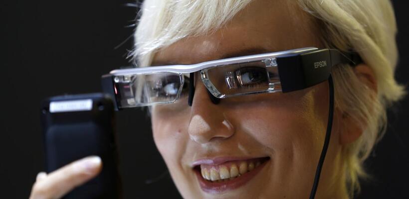 Facebook και RayBan φτιάχνουν έξυπνα γυαλιά