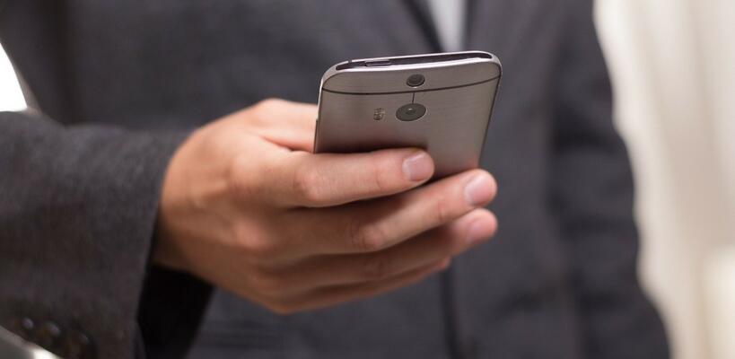 Πώς τα smartphones «καίνε» πολιτικούς και δημόσια πρόσωπα