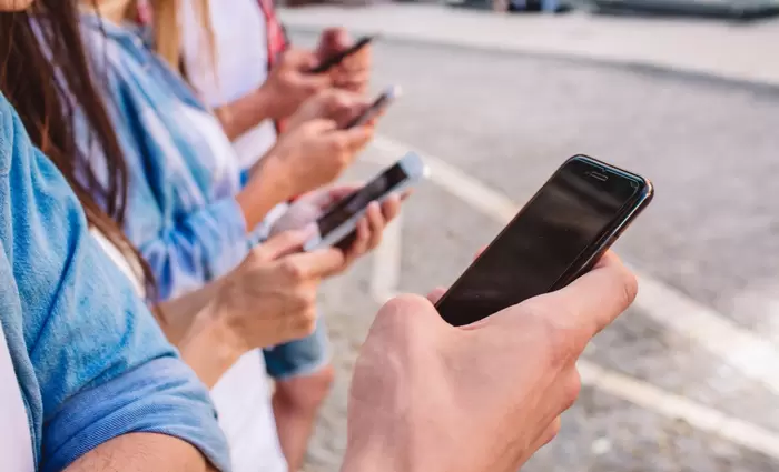 Μακριά από το smartphone: Ποια ευρωπαϊκή χώρα φέρνει απαγόρευση στα κινητά τηλέφωνα