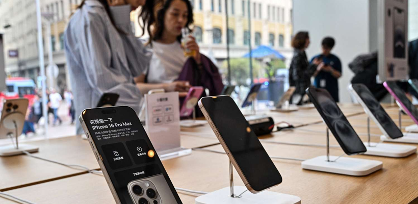 Κινητά τηλέφωνα: Πώς οι δασμοί Τραμπ πλήττουν Apple και Samsung