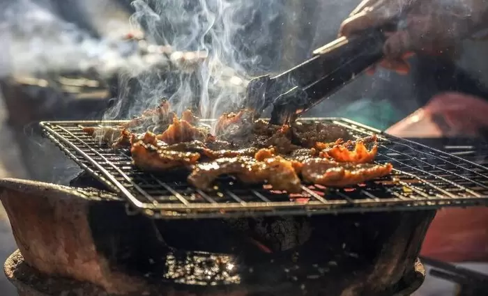 Πόσα άτομα επιτρέπονται στις συναθροίσεις της Τσικνοπέμπτης