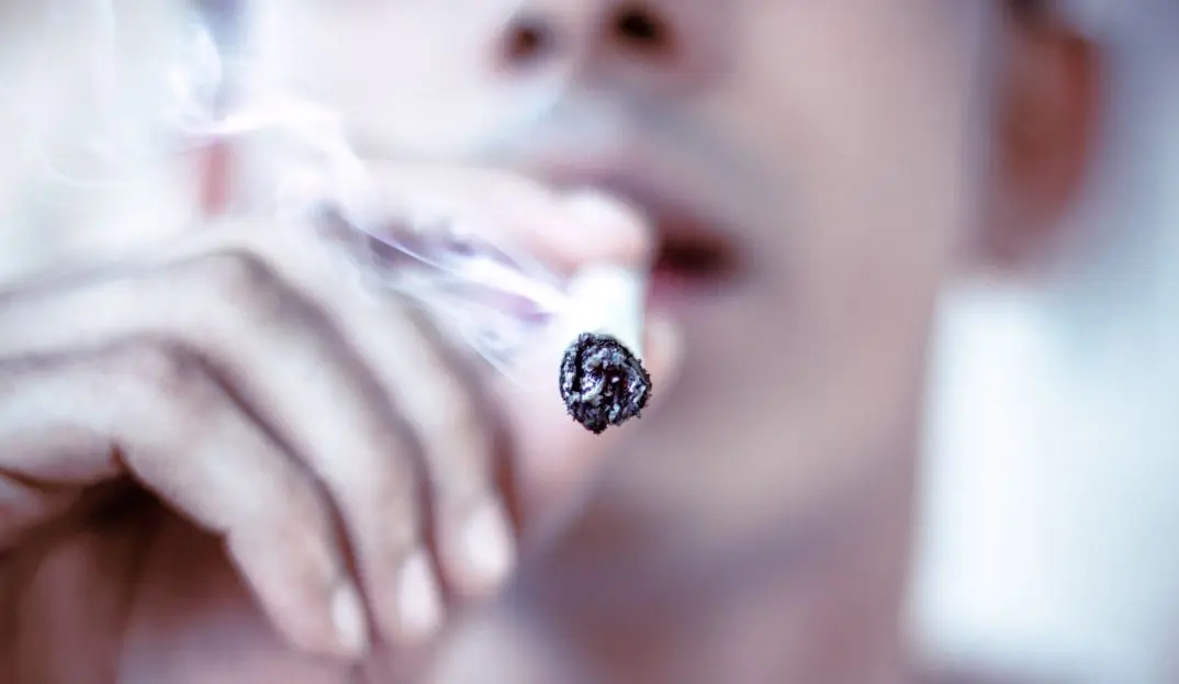 Financial Times: Οι καπνιστές κινδυνεύουν να μείνουν χωρίς δουλειά