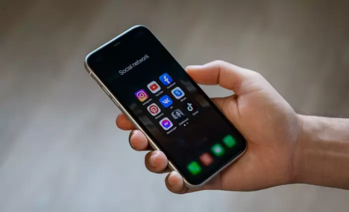 Ισπανία: Ο Σάντσεθ τα βάζει με τους Big Tech για περιεχόμενο παιδικής κακοποίησης μέσω AI