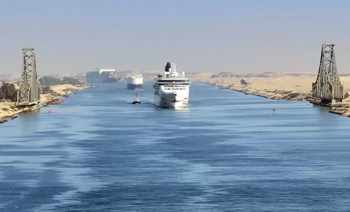 Η Διώρυγα του Σουέζ αναζητεί τρόπους μείωσης επιπτώσεων από κρίση