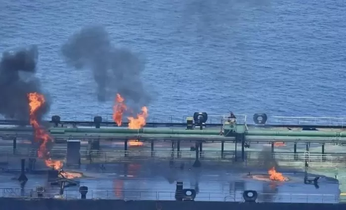 Ερυθρά Θάλασσα: Ακόμα φλέγεται το υπό ελληνική σημαία δεξαμενόπλοιο Sounion