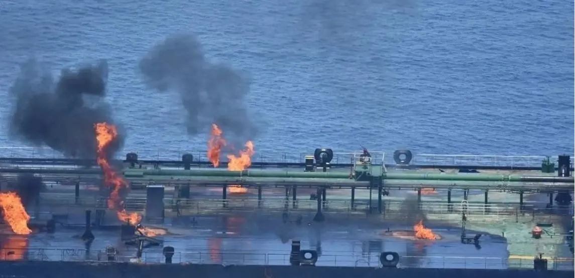 Ερυθρά Θάλασσα: Ακόμα φλέγεται το υπό ελληνική σημαία δεξαμενόπλοιο Sounion