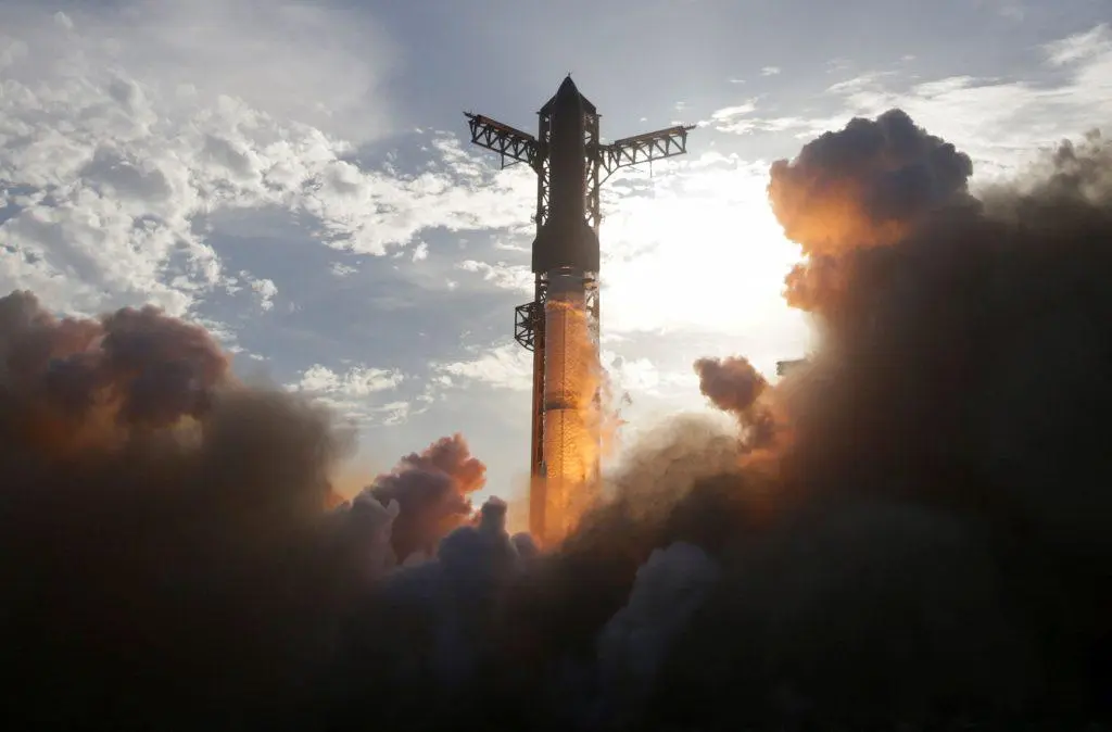 Τα κατάφερε με τη…10η ο Μασκ - «Πέταξε» ο Starship