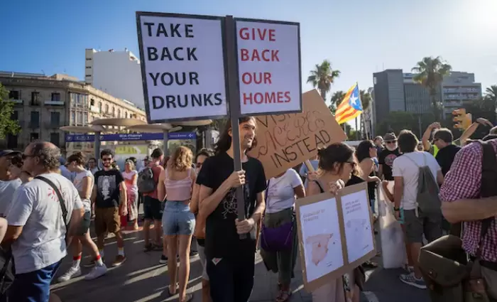 Υπερτουρισμός: «Θερμό» καλοκαίρι υπόσχονται οι ακτιβιστές στην Ευρώπη