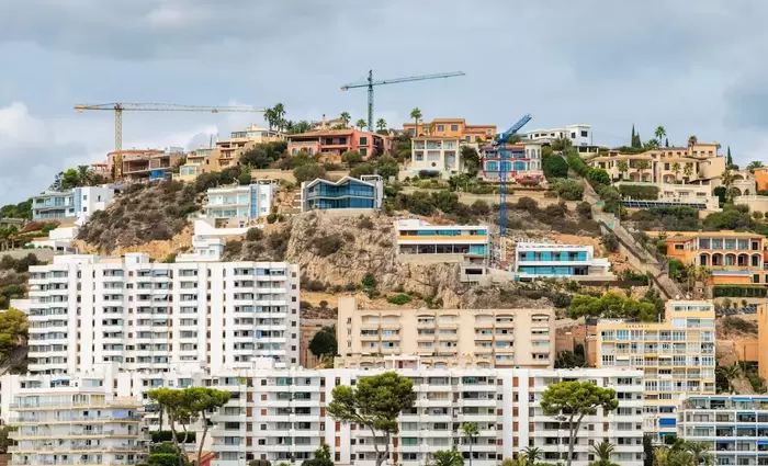 Οι διαφορετικές προσεγγίσεις της στεγαστικής κρίσης από Βαρκελώνη και Μαδρίτη