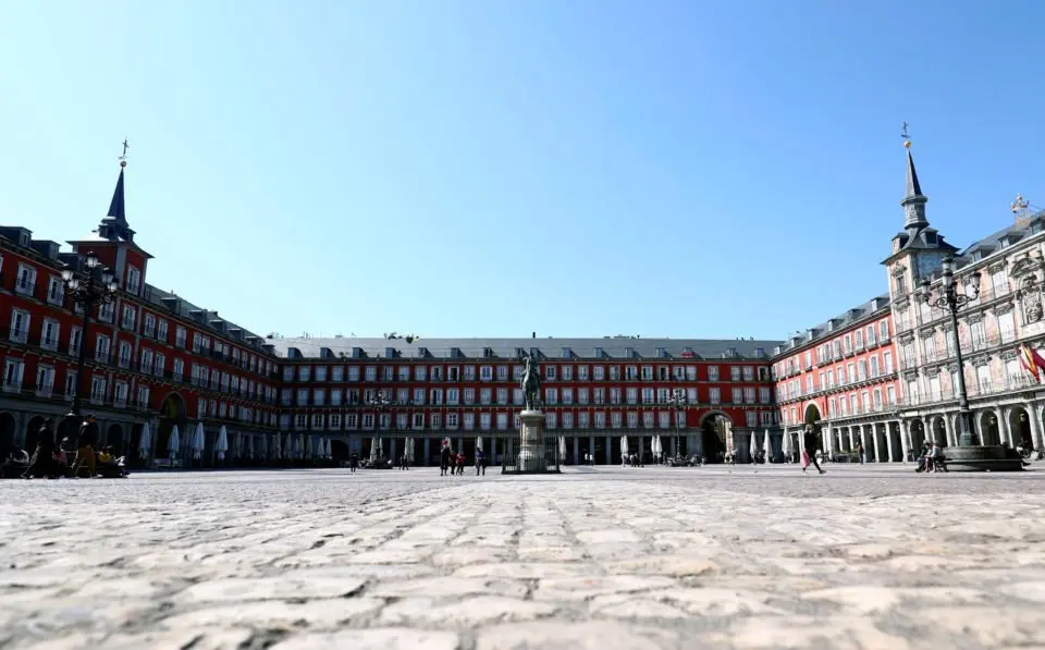 Ισπανία: Προσλαμβάνει άνεργους και μετανάστες για να βοηθήσουν στη συγκομιδή