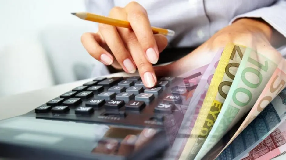 ΥΠΟΙΚ: Μειώνεται σημαντικά ο φόρος για την άμυνα - Τι σημαίνει για τους καταθέτες