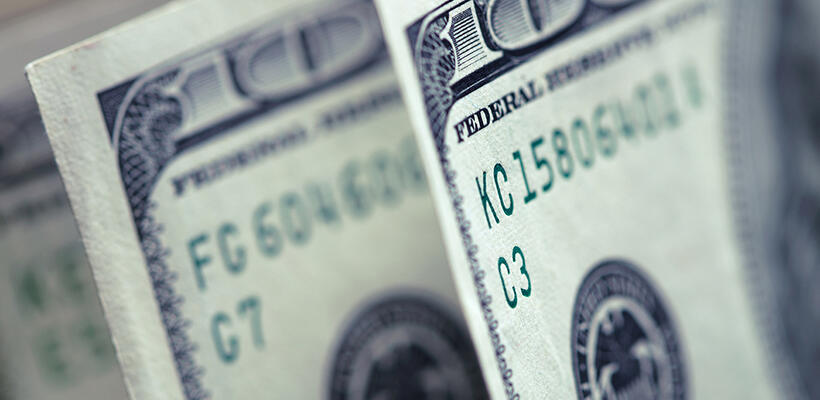 Πτώση δολαρίου και προσδοκίες για σταθεροποίηση επιτοκίων από Fed