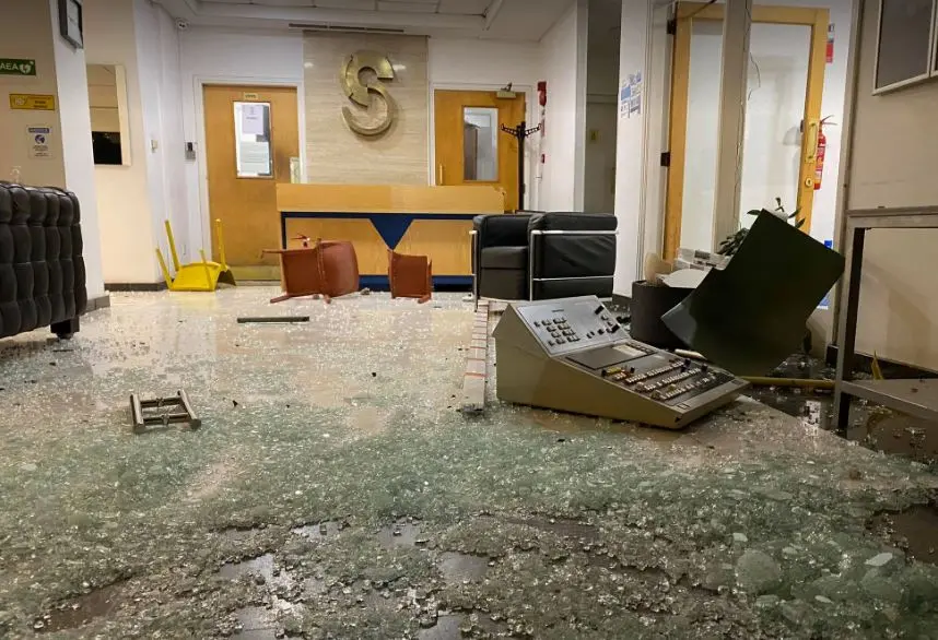 Η επόμενη μέρα της επίθεσης στο συγκρότημα ΔΙΑΣ-Σκηνικό πολέμου (ΦΩΤΟ)