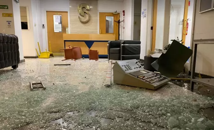 Η επόμενη μέρα της επίθεσης στο συγκρότημα ΔΙΑΣ-Σκηνικό πολέμου (ΦΩΤΟ)