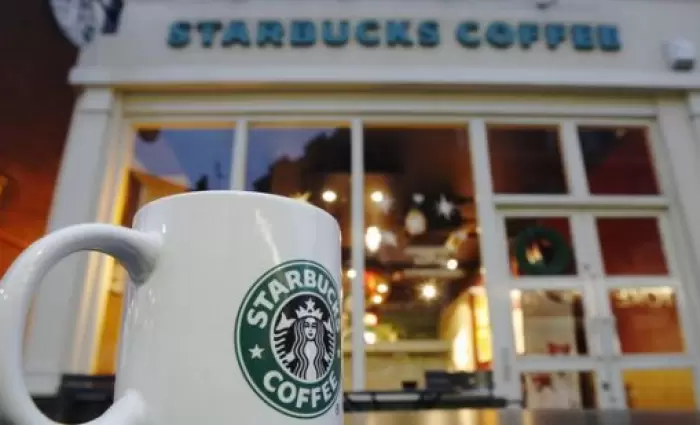 Πώς η Starbucks έχασε το στέμμα της από μια πρώην χρεοκοπημένη εταιρεία καφέ