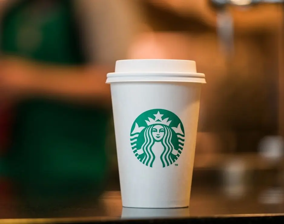 Η Starbucks πληρώνει περισσότερο φόρο στο Ηνωμένο Βασίλειο παρά τις απώλειες