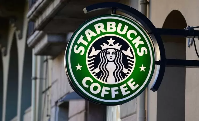 Απολύσεις και ανακατατάξεις στα Starbucks