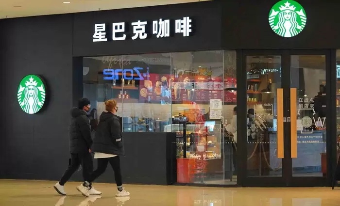 Πωλητήριο στην Κίνα από την Starbucks – Γιατί θέλει να απεμπλακεί