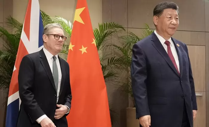 Στο Πεκίνο ο Στάρμερ για να προωθήσει μια «ρεαλιστική σύμπραξη» με τον ασιατικό γίγαντα