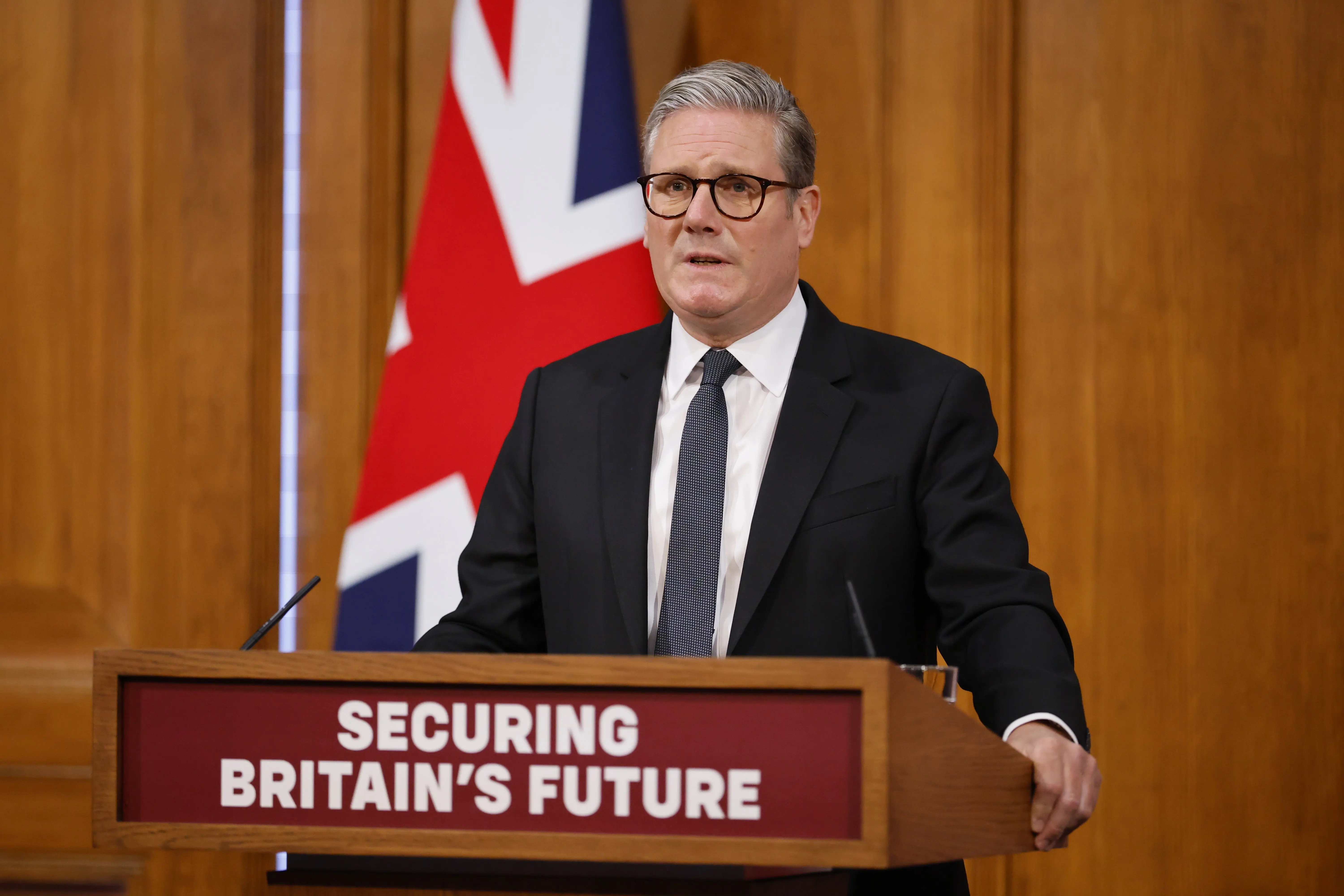 Η Βρετανία σχεδιάζει να περιορίσει τις βίζες εργασίας μόνο σε πτυχιούχους