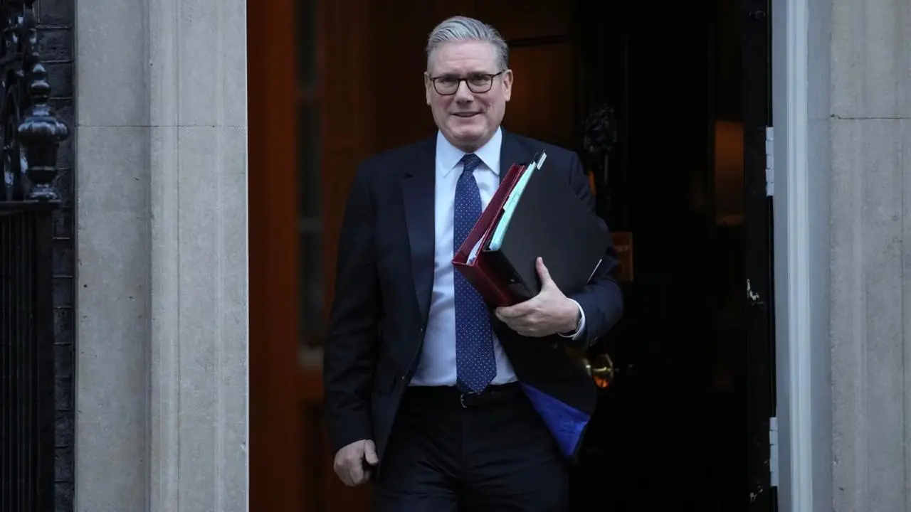 Θύελλα στις αγορές από την κρίση Στάρμερ: Πιέσεις στη λίρα – Τα στοιχήματα των hedge funds