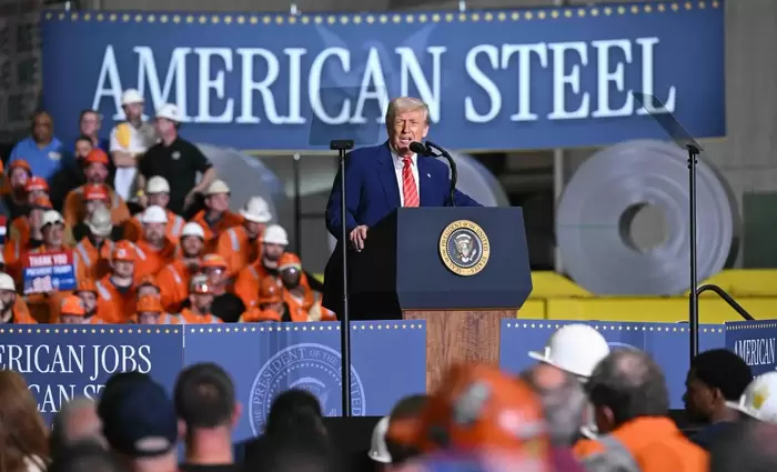 Στο 50% αύξησε ο Τραμπ τους δασμούς σε χάλυβα και αλουμίνιο