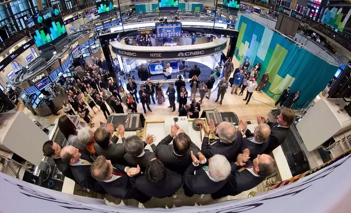 Ρεκόρ και σαμπάνιες για τις αποδόσεις των διεθνών χρηματιστηρίων