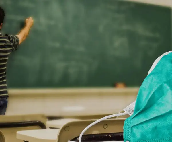 Ισότητα: Απολύθηκε συμβασιούχος εκπαιδευτικός γιατί αρνήθηκε rapid test