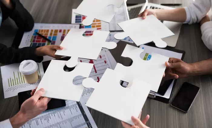 Γιούνκερ: Καμία παρεμπόδιση συγχώνευσης εταιρειών