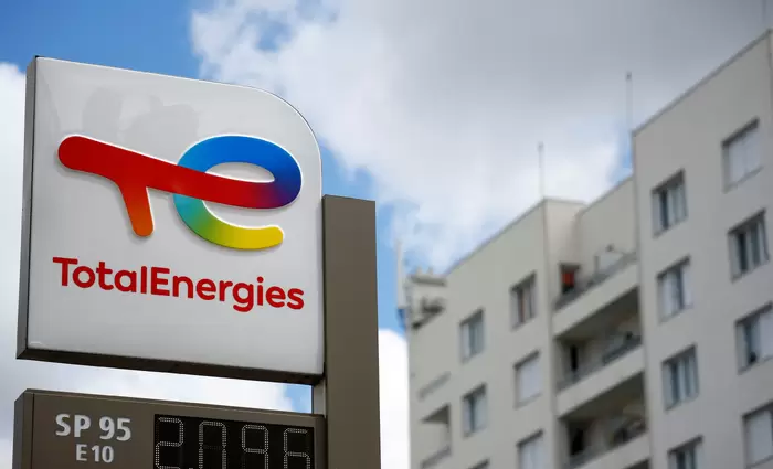 TotalEnergies: Αυξάνει την παραγωγή ορυκτών καυσίμων