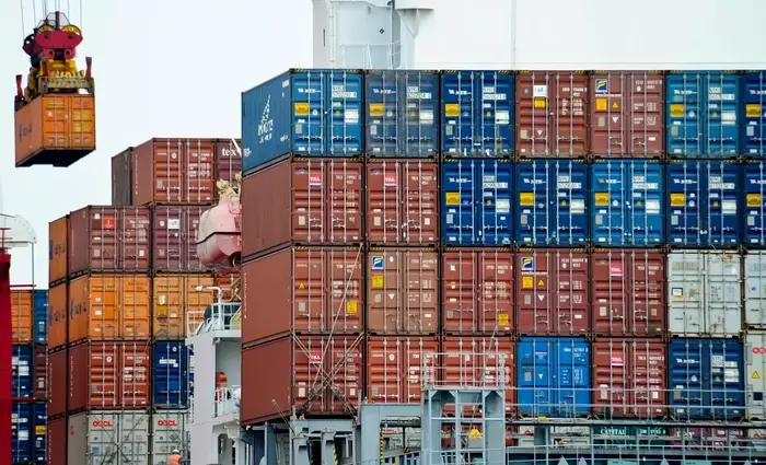 Σε «αναμμένα κάρβουνα» παραμένουν οι εμπορικοί εταίροι των ΗΠΑ