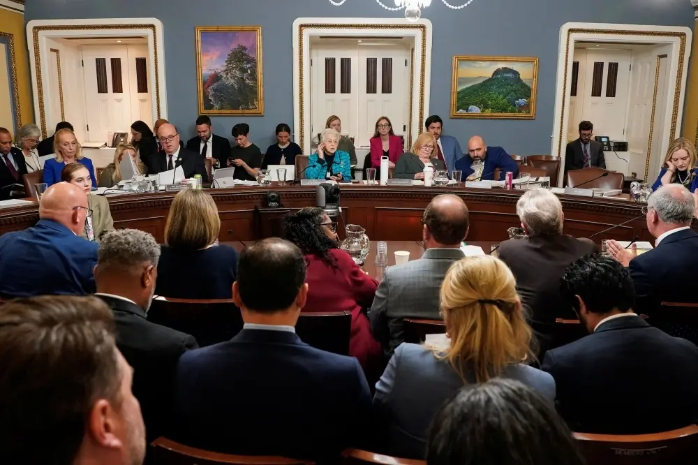 Με μία ψήφο διαφορά πέρασε το φορολογικό νομοσχέδιο του Τραμπ