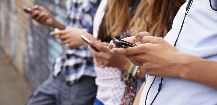 Έρευνα: Τελικά τα social media επηρεάζουν την ευτυχία των νέων;