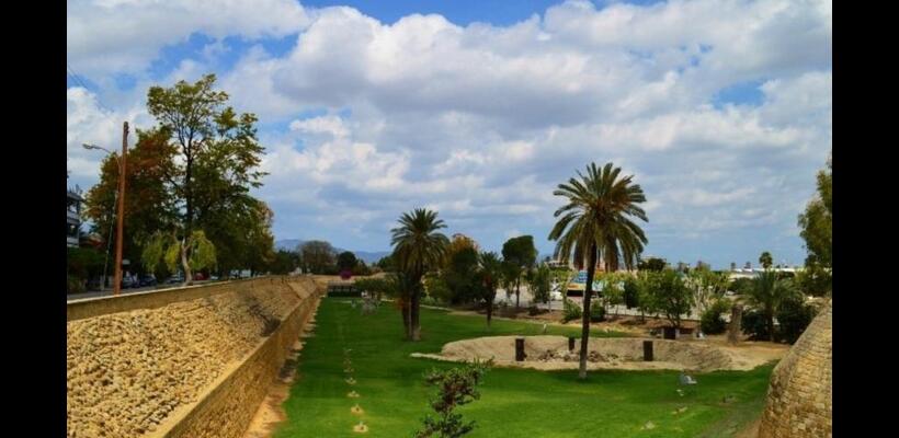 Στην αντεπίθεση για το ψηλό κτήριο στα τείχη – «Νομιμότατο», λέει η Nerofarm Properties