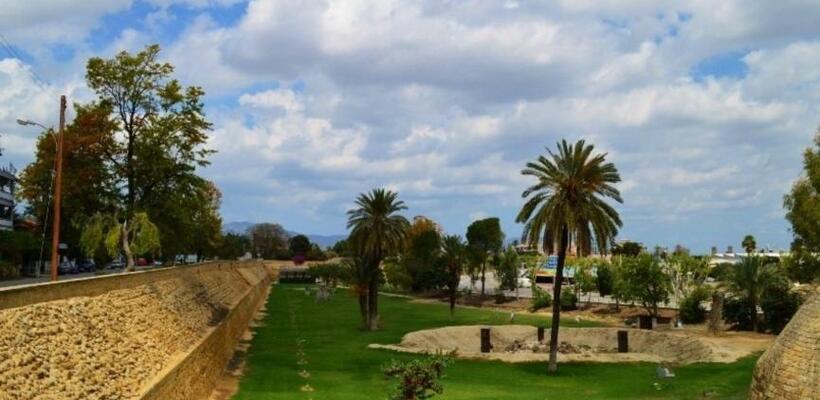 Στην αντεπίθεση για το ψηλό κτήριο στα τείχη – «Νομιμότατο», λέει η Nerofarm Properties