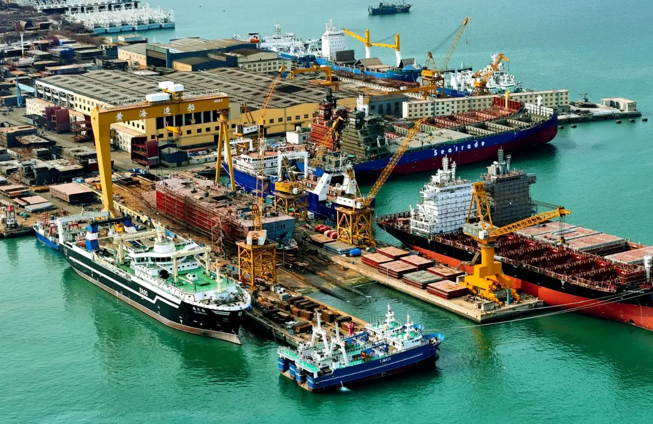 Τσουνάμι σηκώνουν τα τέλη στα κινεζικής ναυπήγησης πλοία