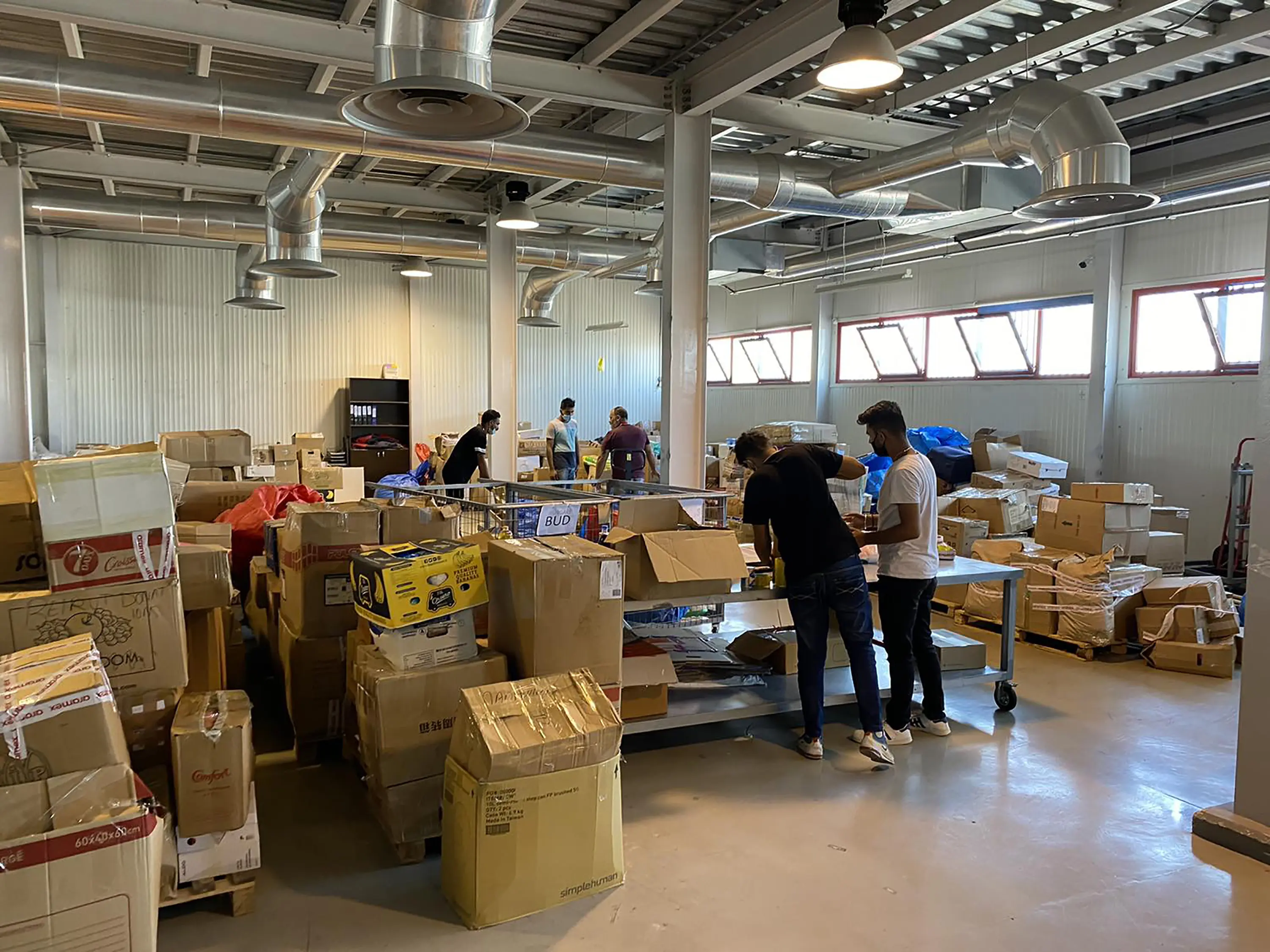 Διευθύντρια Τελωνείων: Προειδοποιεί με καμπάνες τους κατόχους αποθηκών