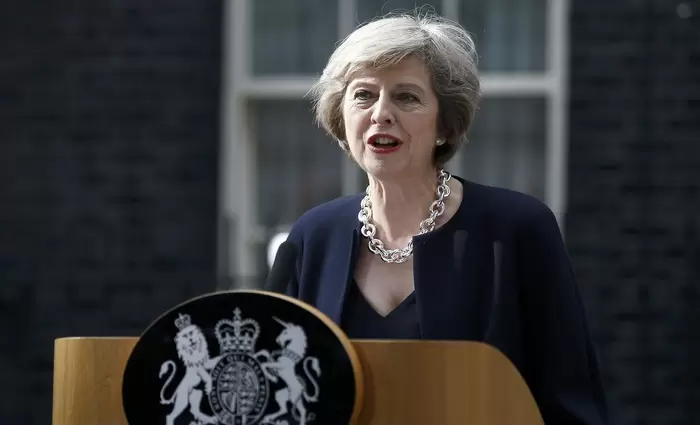 Κατά δημοψηφίσματος και ανάκλησης η Τερέζα Μέι