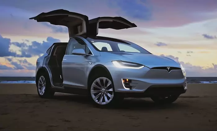 Μειώνονται οι τιμές των αυτοκινήτων Tesla