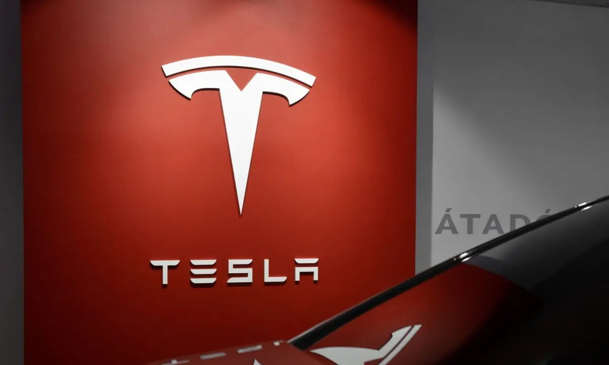 Tesla προς τους εργαζομένους: Το 2026 θα είναι μια δύσκολη χρονιά