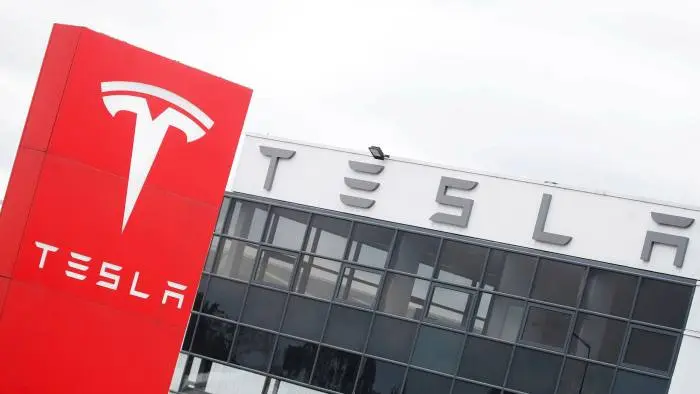 FT: Η Tesla και το δίλημμα του $1 τρισ. για τους επενδυτές