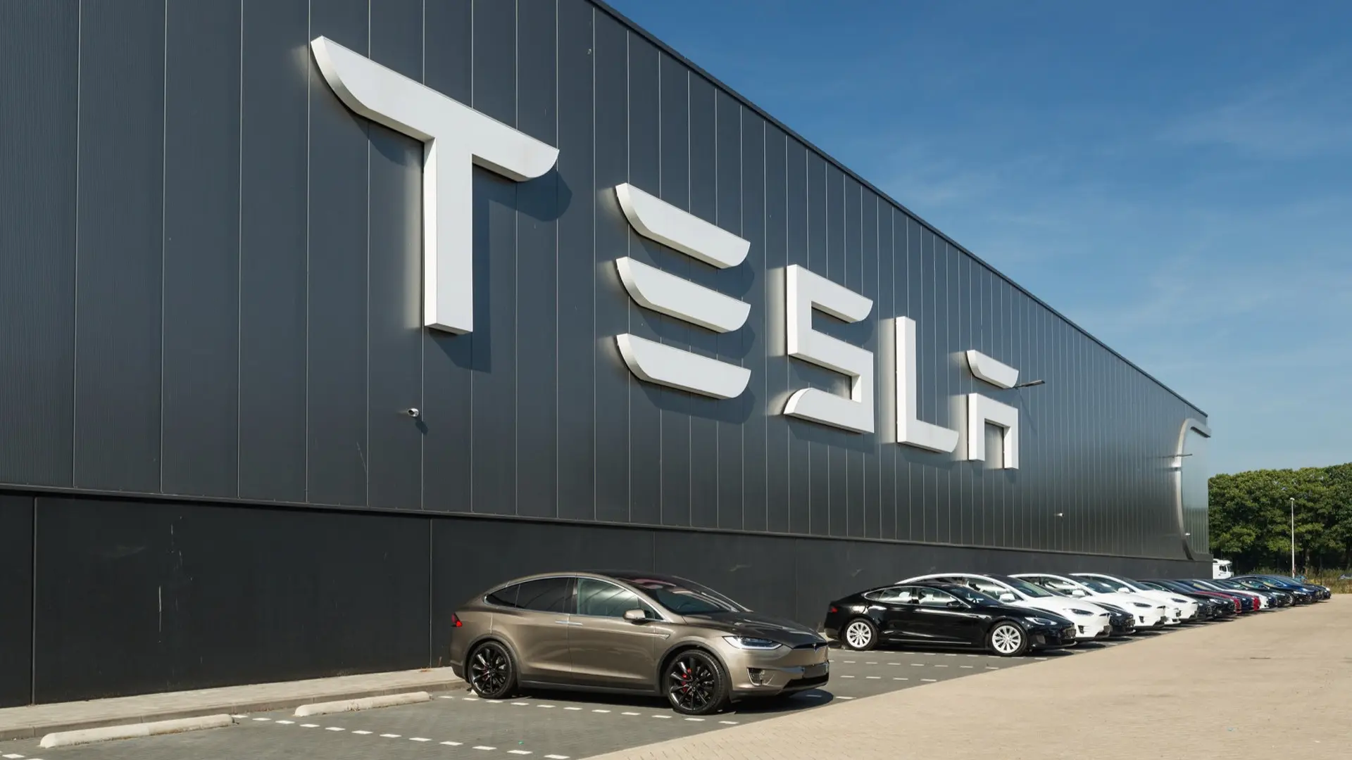 Πιάνει δουλειά η Tesla στην Ευρώπη