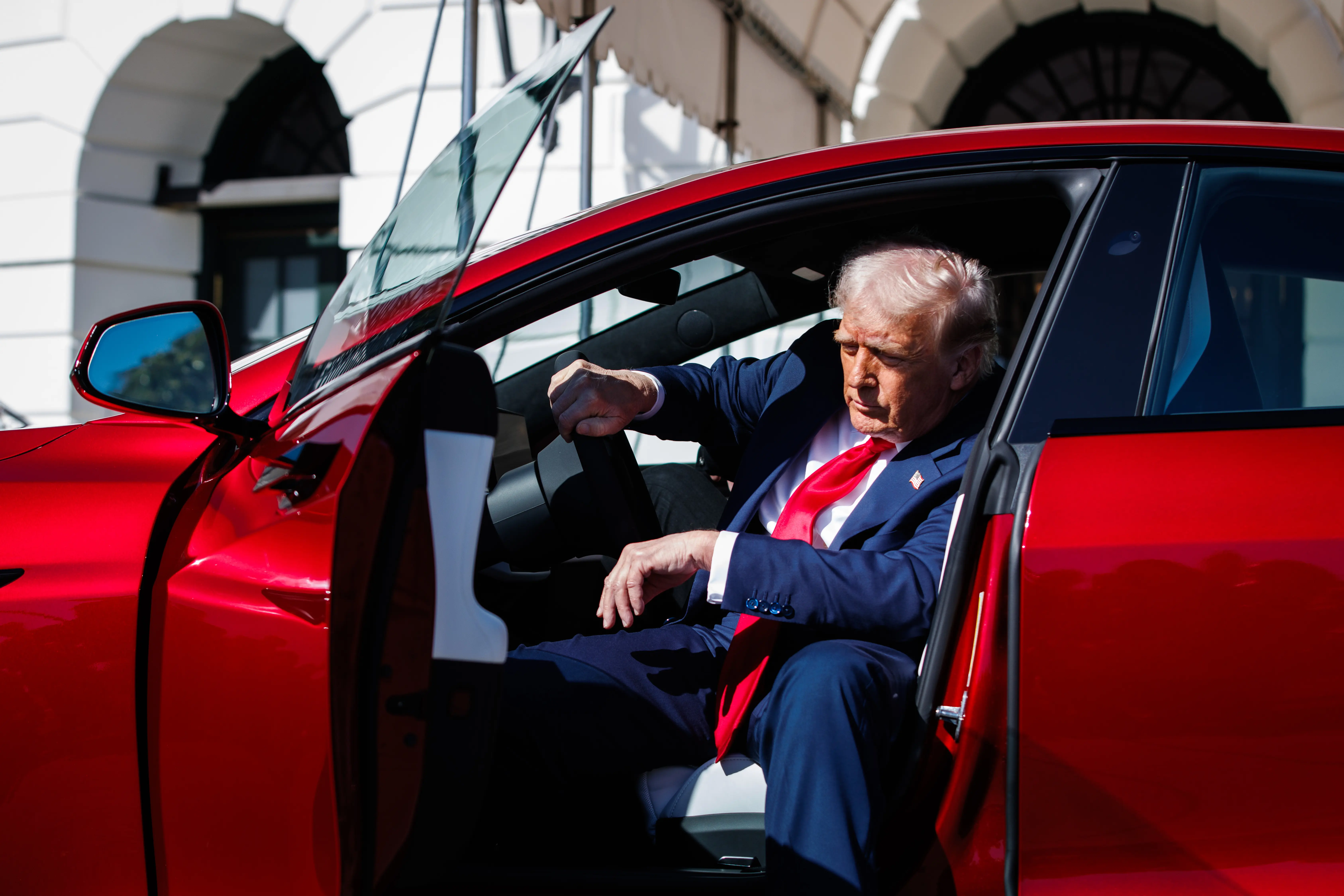 Ο Τραμπ μπήκε σε Tesla για να στηρίξει τον Μασκ και την εταιρεία του