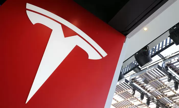 Η Tesla ετοιμάζεται να «ανάψει» τα φώτα της Βρετανίας