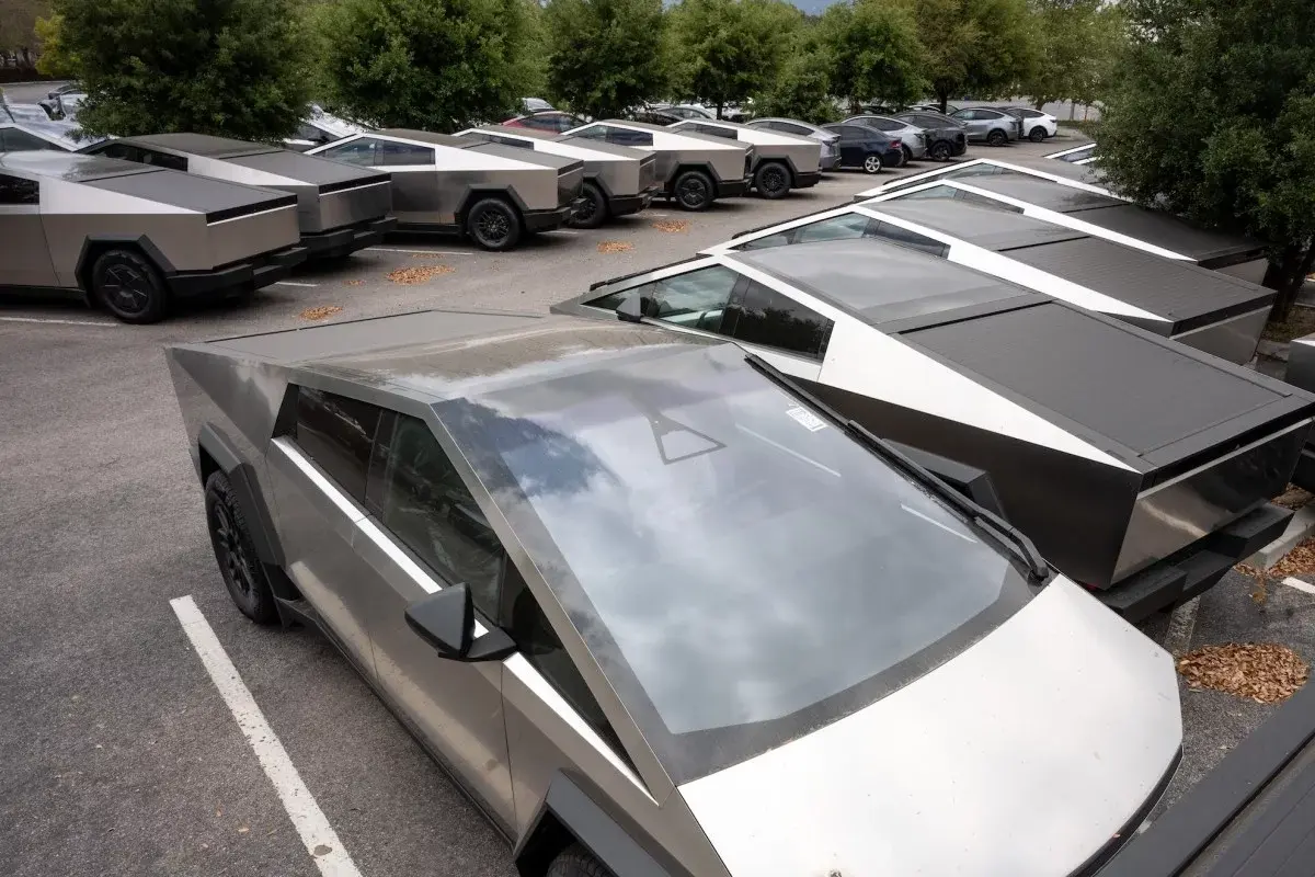 Η Tesla ανακαλεί χιλιάδες Cybertruck – Το πρόβλημα με τα φώτα