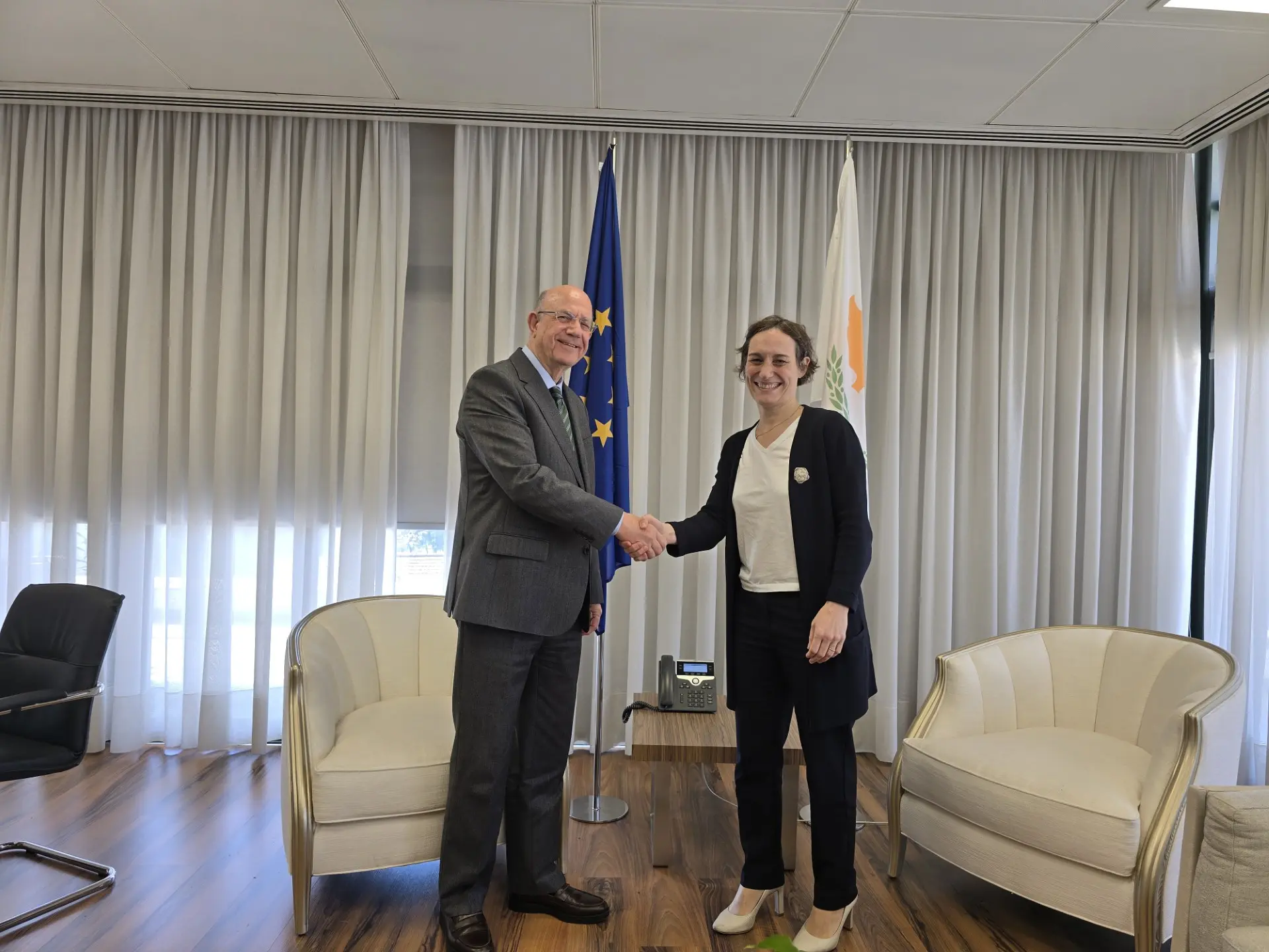 Ενίσχυση οικονομικών δεσμών Κύπρου-Γαλλίας: Συνάντηση ΥΠΟΙΚ με Πρέσβη