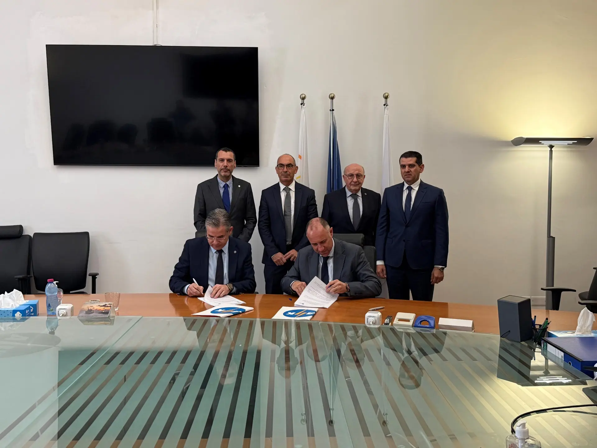 Συμφωνία ΑΗΚ - ΟΚΥπΥ για εγκατάσταση φωτοβολταϊκών στα Νοσοκομεία Λεμεσού και Αμμοχώστου