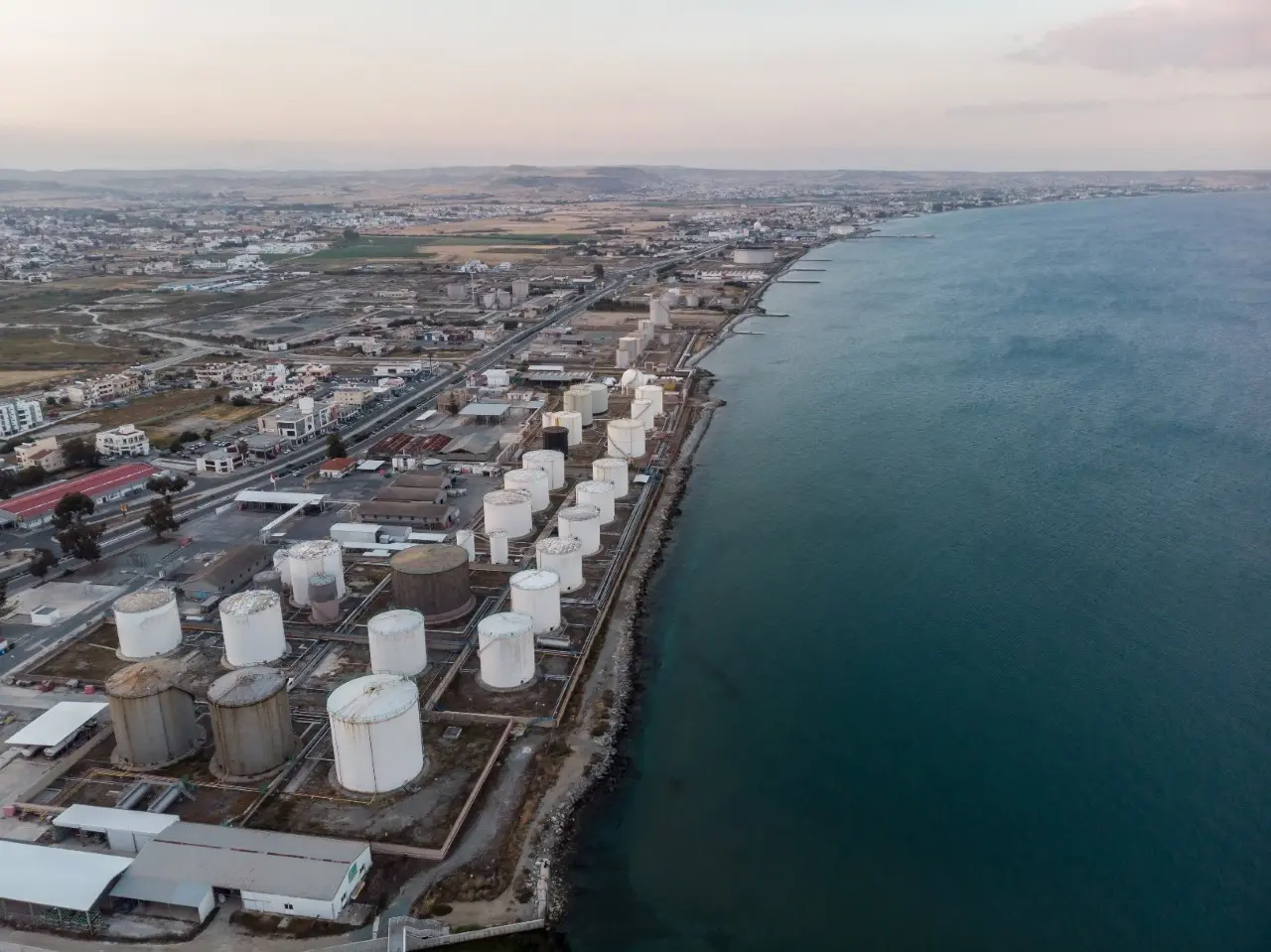 Ο Δήμος Λάρνακας πιέζει για απομάκρυνση των δεξαμενών από την παραλία