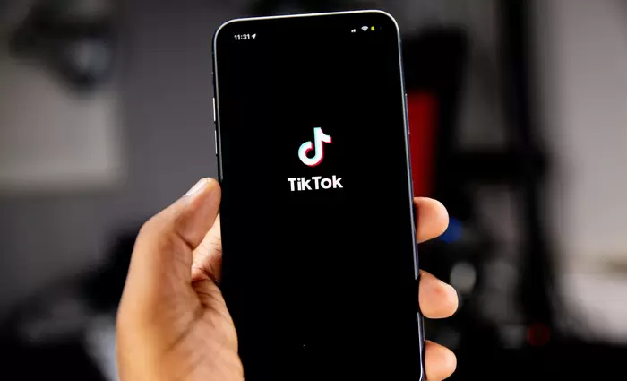 ΕΕ: Κατηγορεί το TikTok για παραβίαση των κανόνων περιεχομένου – Κινδυνεύει με υπέρογκο πρόστιμο