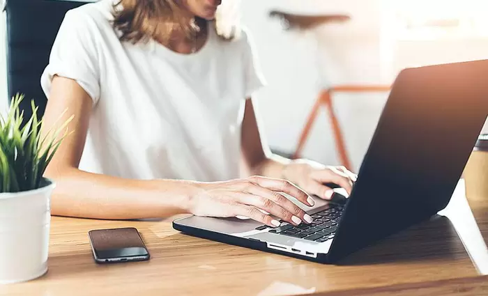 Έρευνα: Μεσημεριανό ύπνο, σειρές και πιο λίγα ρούχα έφερε η τηλεργασία